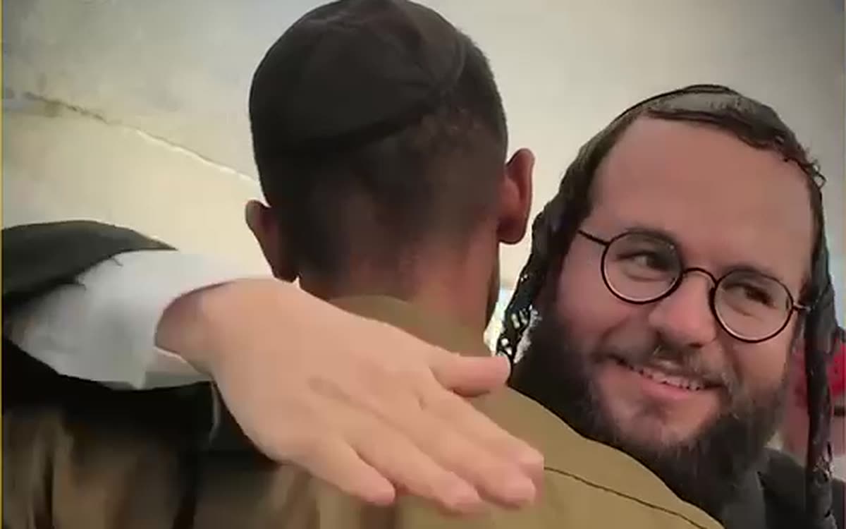 מתוך סרטון הקמפיין: מוטי לייטנר מחבק חייל חרדי בטקס
