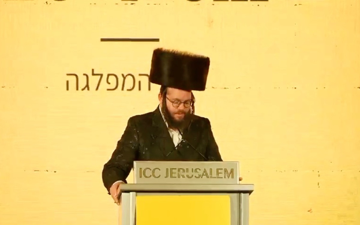 מוטי לייטנר על הבמה בכנס הציבור החרדי, פריים מתוך הסרטון
