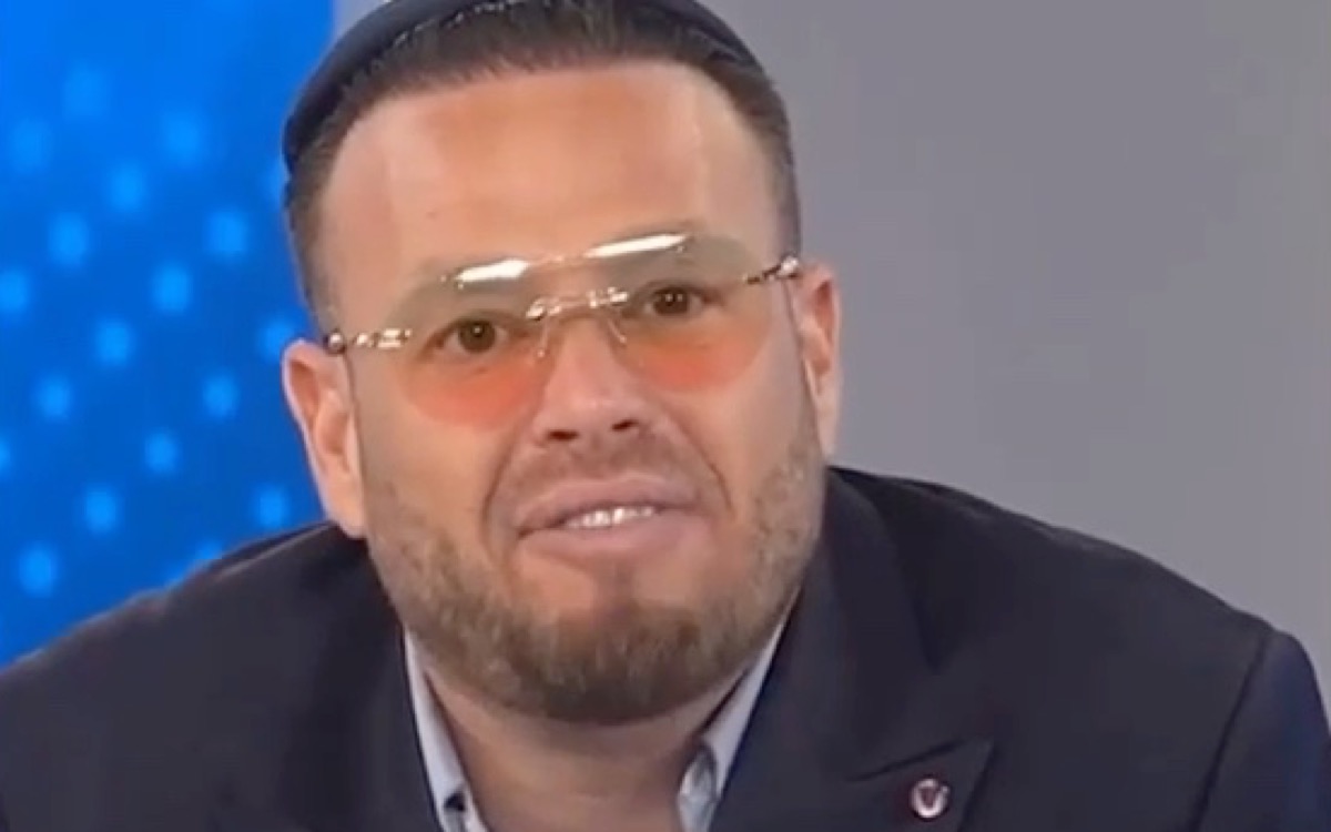 שוקי סלומון באולפן «כיכר השבת» (חיתוך רוחבי)