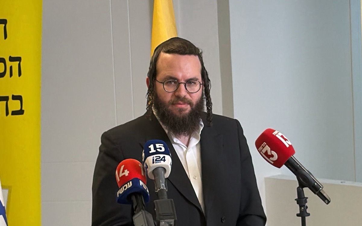 מוטי לייטנר בהצהרה לתקשורת, מול המיקרופונים של כלי התקשורת