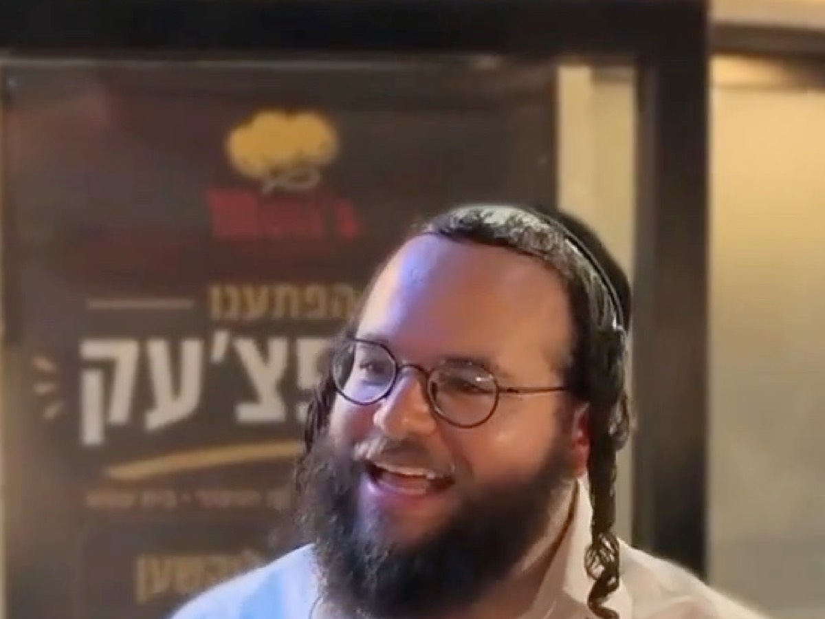 מוטי לייטנר מחייך בשיחת רחוב — מתוך סרטון הקמפיין