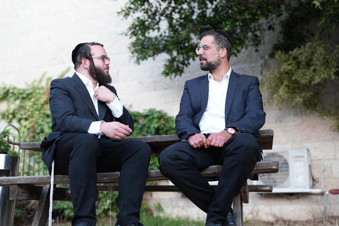 מוטי לייטנר, יו״ר סיעת ׳הציבור החרדי׳, בשיחה עם הרב אליהו כליפה