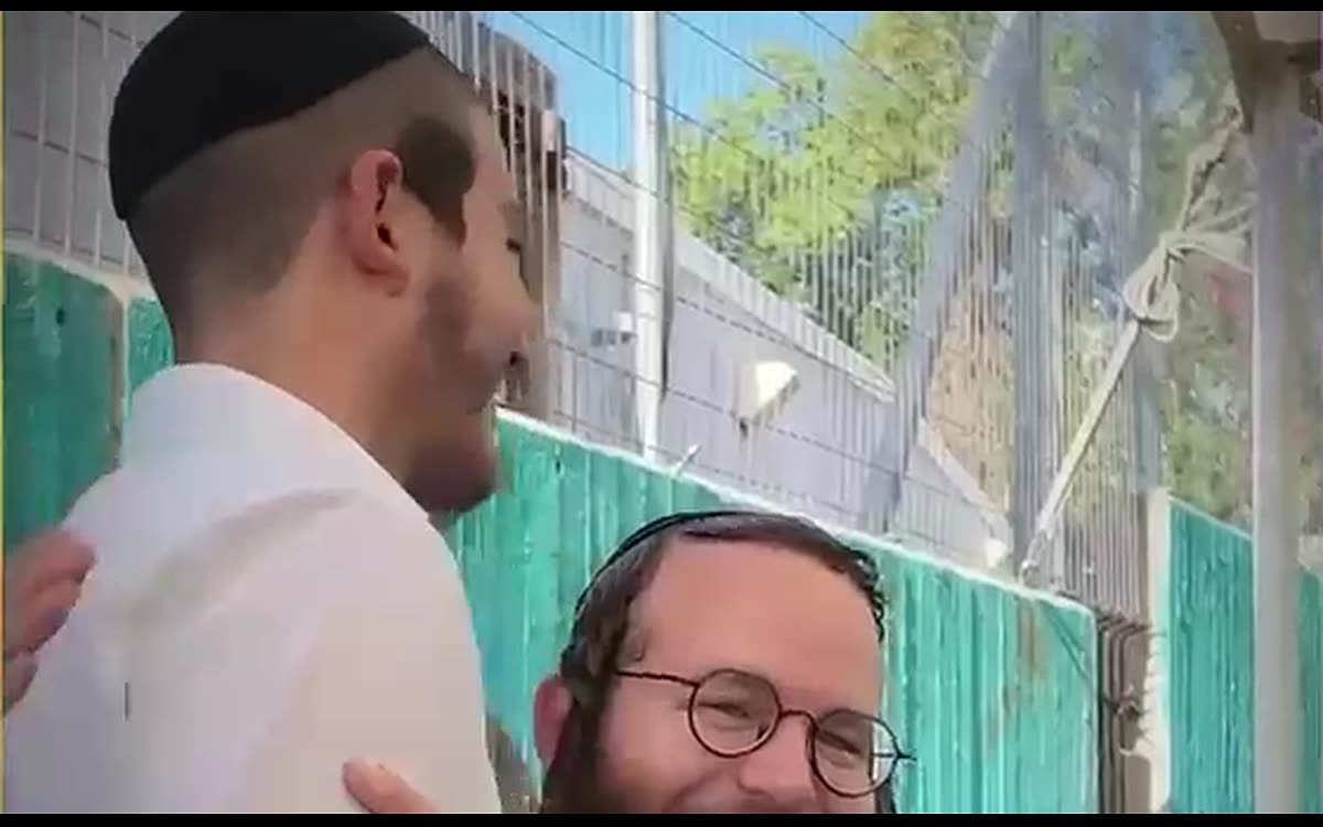 מתוך סרטון הקמפיין: מוטי לייטנר מקבל את פניו של מתגייס חרדי