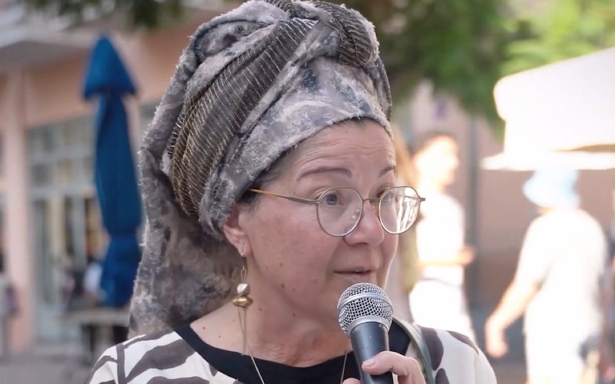 תושבת בית אל בשיחת רחוב (חיתוך רוחבי)