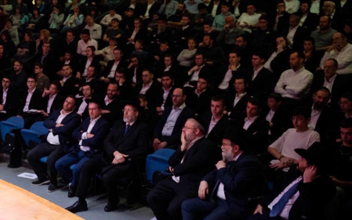 קהל חרדי בכנס בחירות מקשיב לדובר