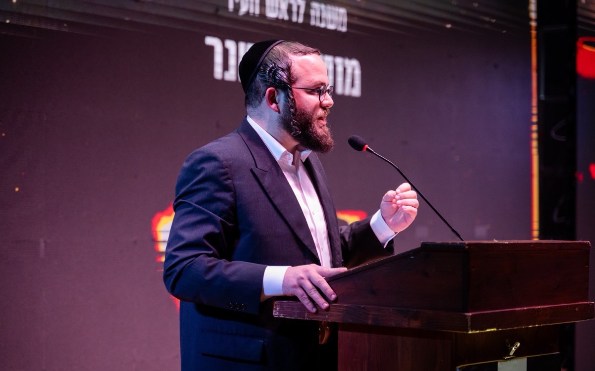 מוטי לייטנר נואם מעל הדוכן