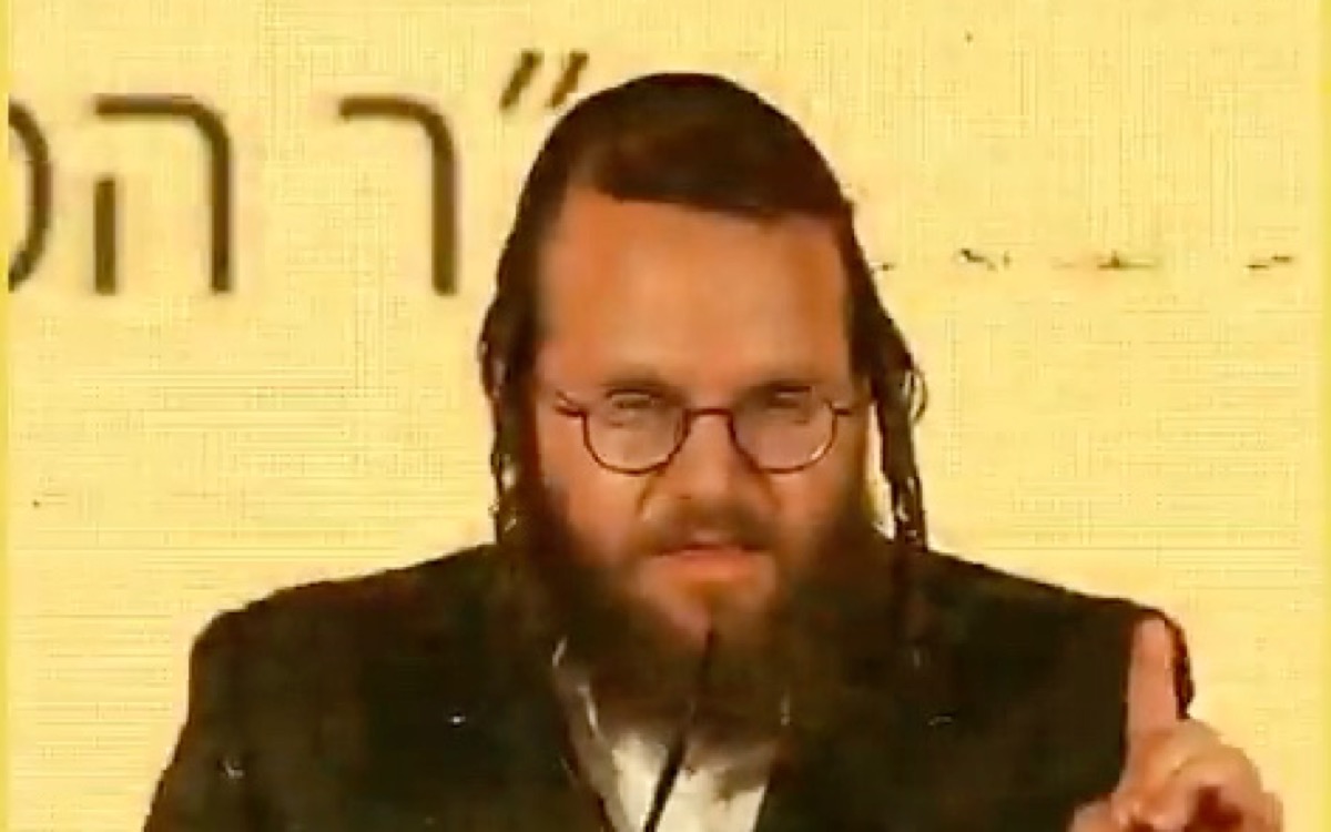 מוטי לייטנר נואם בכנס, פריים מתוך הסרטון