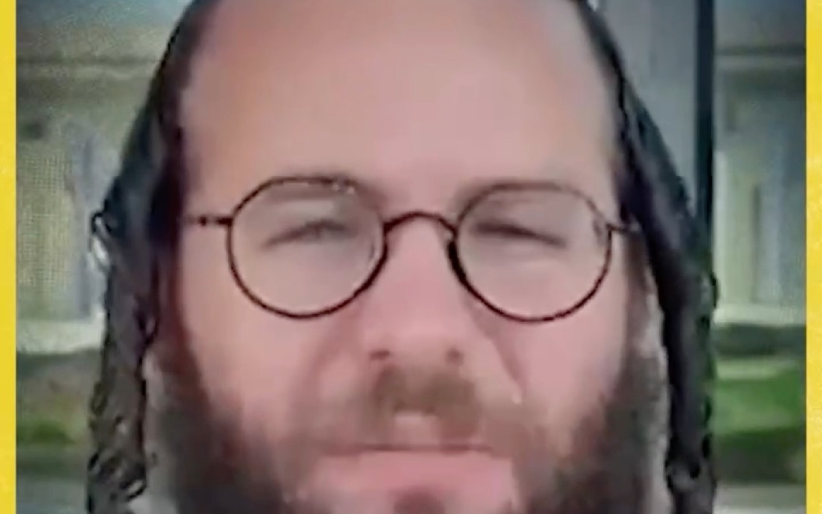 מוטי לייטנר מדבר אל המצלמה על רקע הכנסת
