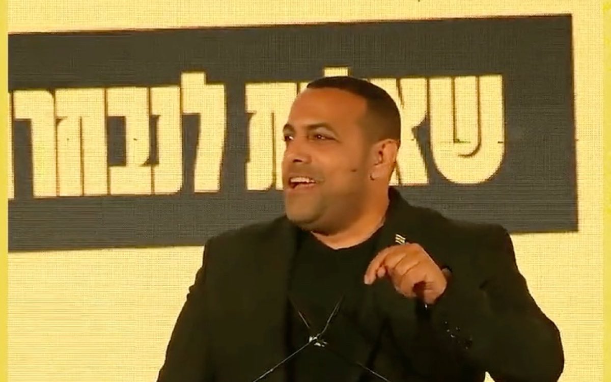 אביר קארה נואם על במת כנס הציבור החרדי, פריים מתוך הסרטון