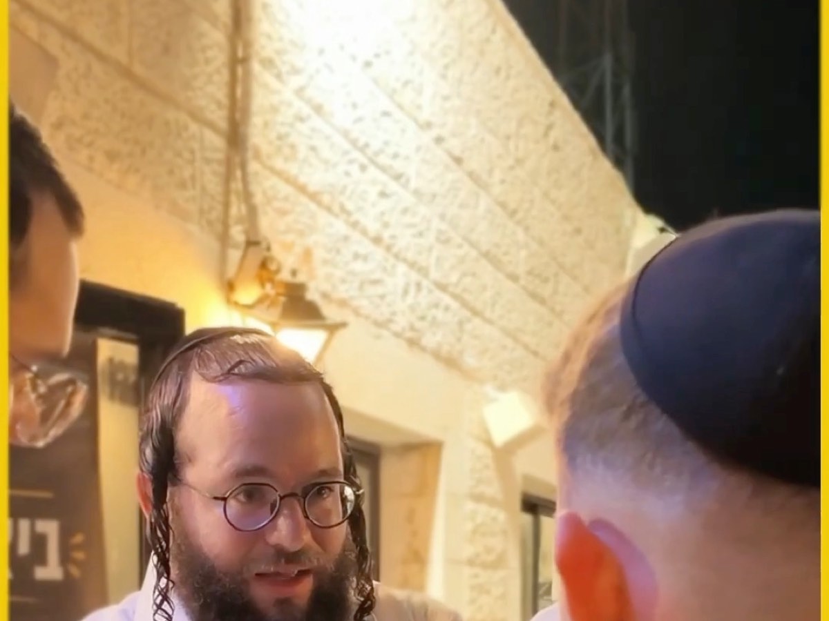 מוטי לייטנר בשיחת רחוב — מתוך סרטון הקמפיין
