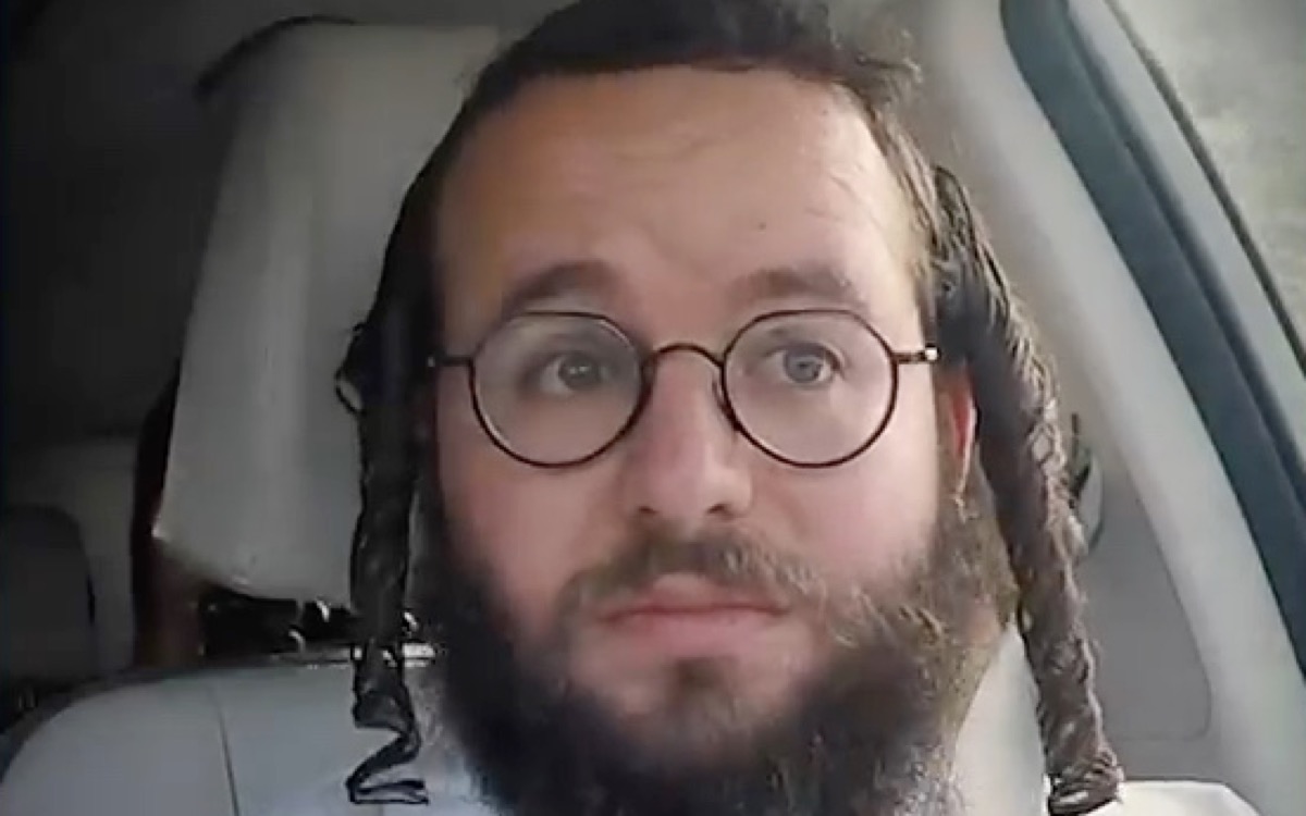 מוטי לייטנר ברכב, מביט אל המצלמה