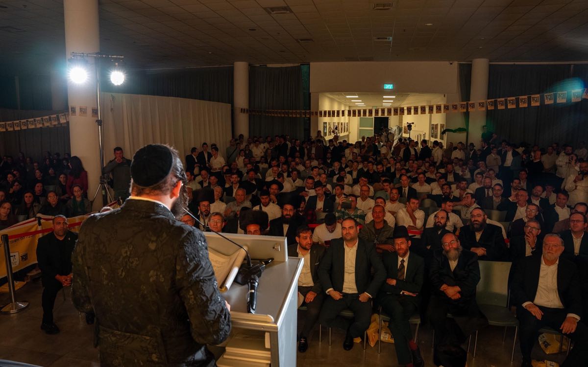 כנס-הבחירות של המפלגה בבנייני האומה, מוצאי שבת 17.10.2026: נאום מול הקהל באולם